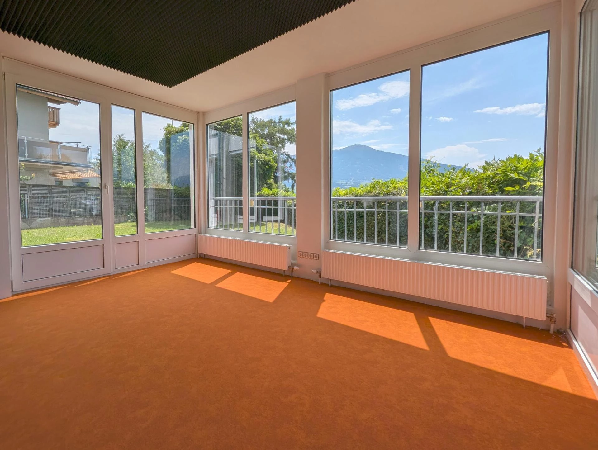 Büro mit Top-Aussicht und Garten – ideal für ungestörtes und produktives Arbeiten