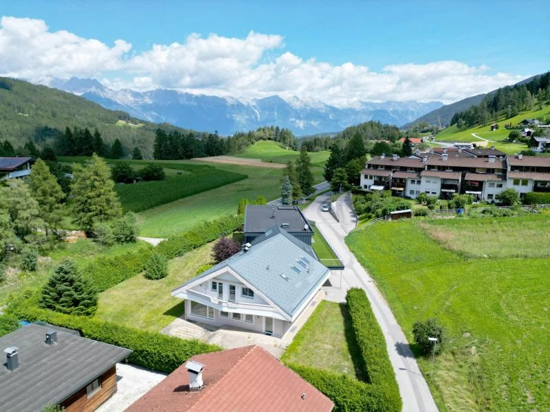 Neu bei ATH Immobilien: Besonders großzügige Gartenwohnung mit 550 m² Außenfläche