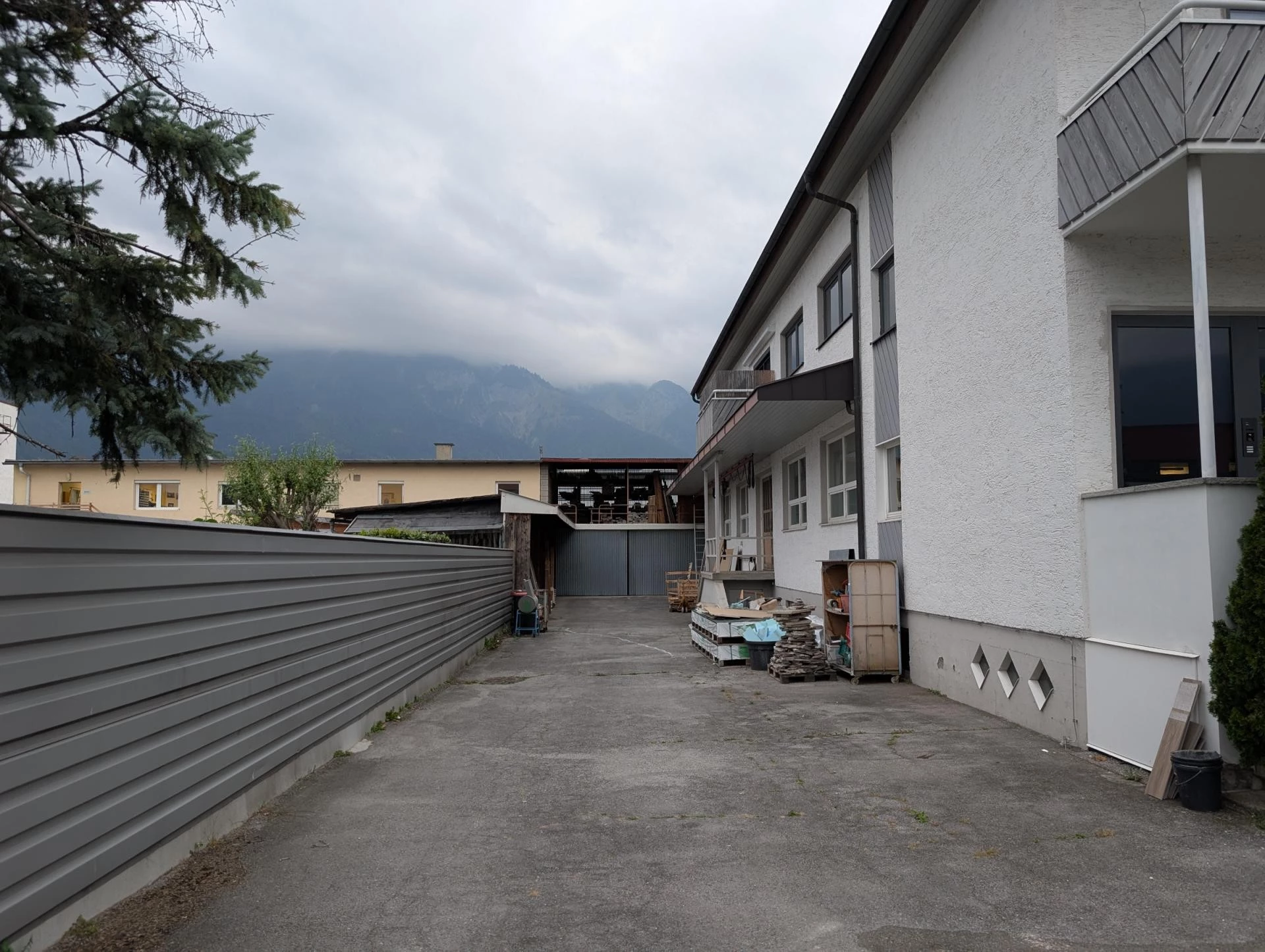 Parkfläche in der Rossau gesucht? Zentral gelegene Stellfläche für PKW und Transporter