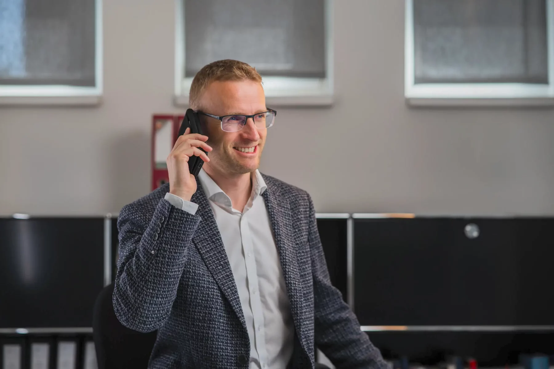 Andreas Thaler von ATH Immobilien beim Telefonieren