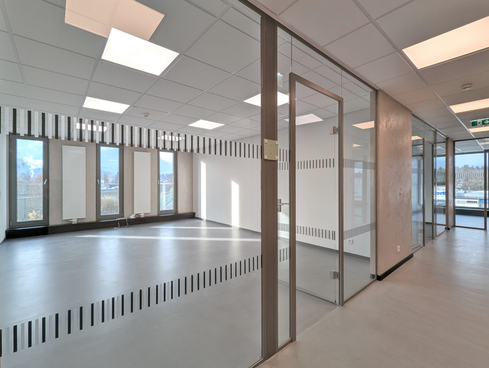 Büroraum mit hochwertigen Glas-Elementen für produktives Arbeiten